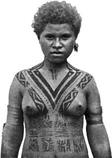 （写真：1912年、パプアニューギニアのコイタブ人女性の写真。タトゥは5歳から始まり、1年に1カ所ずつ付け加えられる。最後の仕上げの年に、胸元へV字のタトゥを入れ、婚姻可能な年齢に達した目印とする）