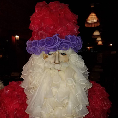 「サンタさんが……コンドーム！」 Instagram（＃Cabbages & Condoms Restaurant Thailand）より
